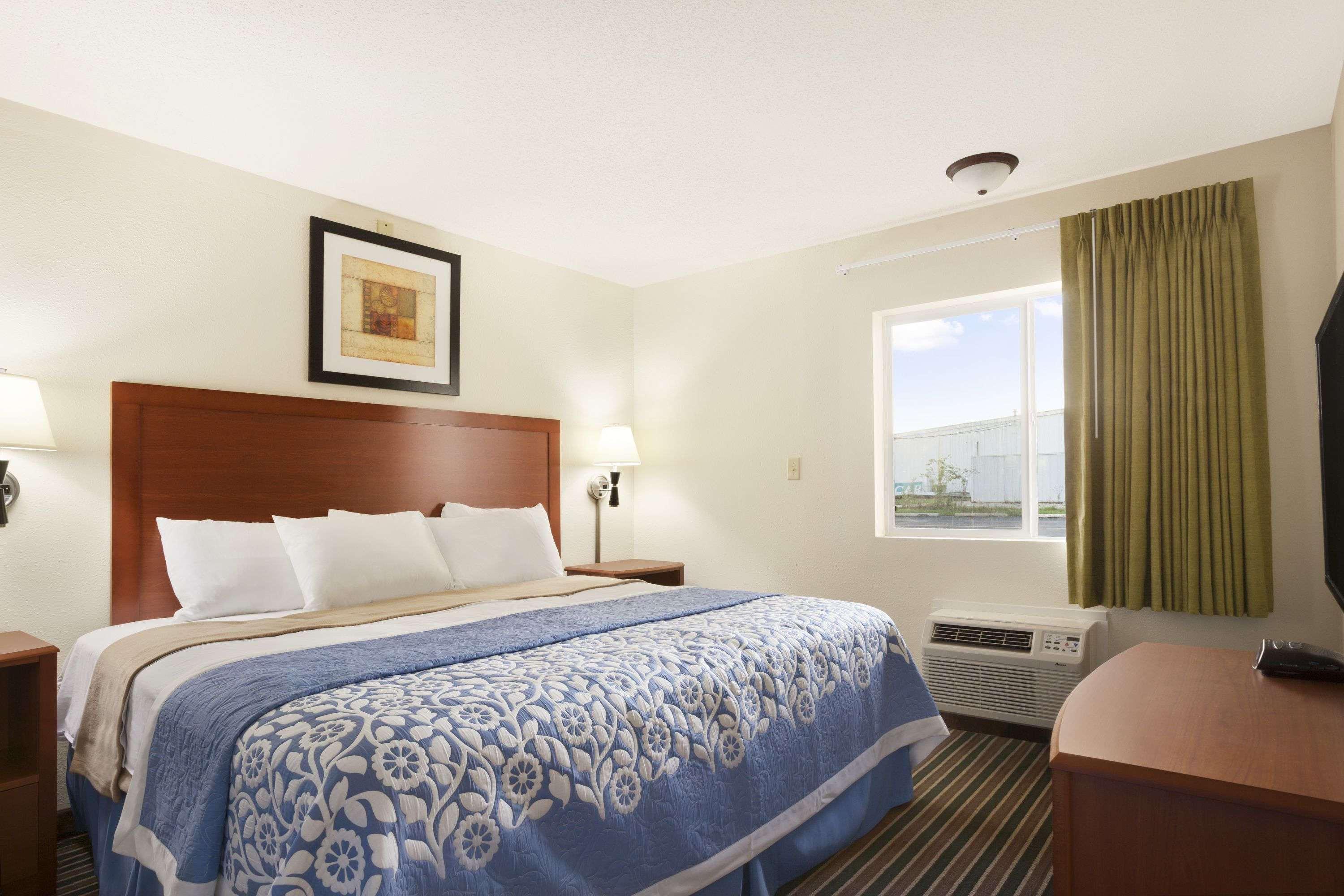 Days Inn By Wyndham Champaign/Urbana Экстерьер фото